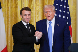 'Var försiktig', var budskapet till Donald Trump, uppger Macron, som träffade den amerikanske presidenten på måndagen.