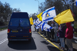 Sörjande runt den bil som transporterar kistan med Oded Lifshitz, vars kvarlevor lämnades över till Israel av Hamas i förra veckan. Lifshitz kidnappades under Hamas terrorattack den 7 oktober 2023.