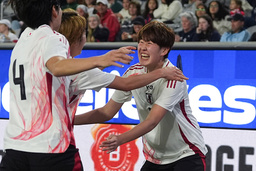 Japanskan Toko Koga, till höger, firar sitt mål mot USA som avgjorde finalen i Shebelieves Cup