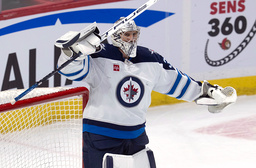 Winnipegs målvakt Connor Hellebuyck storspelade när Ottawa besegrades.