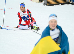 En knäckt Kristine Stavås Skistad ser på när Jonna Sundling firar VM-guldet i sprint.