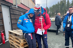 Kristine Stavås Skistad tröstas av tränaren Lage Sofienlund efter VM-silvret i sprint.