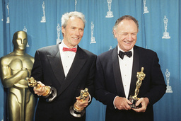 Clint Eastwood, till vänster, tillsammans med Gene Hackman vid Oscarsgalan 1993.