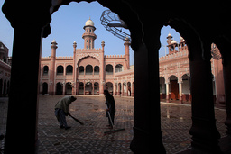 Bomben briserade utanför staden Peshawar. Nytagen bild från ett moskéområde i staden, som dock inte har direkt med dådet att göra.