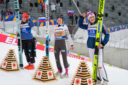 Medaljörerna i normalbacke hyllas inför tämligen skrala läktare på VM-arenan Granåsen i Trondheim.