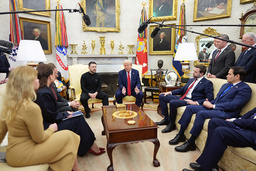 USA:s president Donald Trump och den ukrainske presidenten Volodymyr Zelenskyj i Vita huset i Washington DC – innan de började bråka.