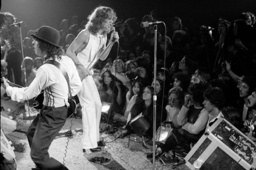 David Johansen, till höger, på scen med New York Dolls 1973. Till vänster gitarristen Sylvain Sylvain.