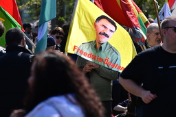 Demonstranter med texten 'Freedom för Öcalan'. Arkivbild.