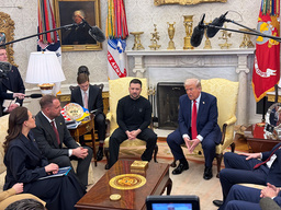 USA:s president Donald Trump och Ukrainas president Volodymyr Zelenskyj under mötet i Vita huset på fredagen.