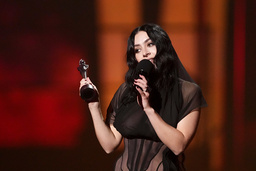 Charli XCX tar emot priset för årets artist på Brit Awards-galan i London.