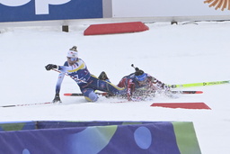 Fallet som förstörde guldchansen för både Jonna Sundling och Heidi Weng under söndagens VM-skiathlon.