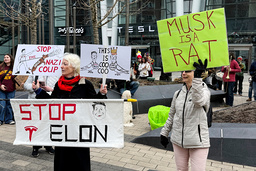 Demonstranter utanför en Teslaaffär i Boston. Arkivbild.