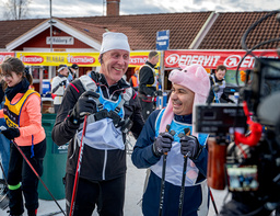 Gunde Svan och Junior Lerin vid kontrollen i Hökberg.