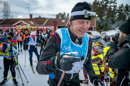 Gunde Svan hyllas av sitt kändislag för all pepp och uppmuntran under vägen mellan Sälen och Mora.