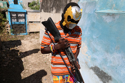 En maskerad gängmedlem poserar för ett foto i Haitis huvudstad Port-au-Prince i november. Stora delar av staden kontrolleras av gatugäng med stort våldskapital.