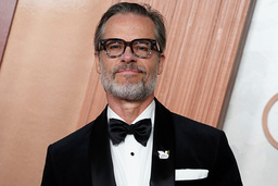 'Brutalisten'-skådespelaren Guy Pearce dök upp med en 'Befria Palestina'-pin på röda mattan.