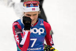 Therese Johaug efter guldmissen i skiathlonloppet.