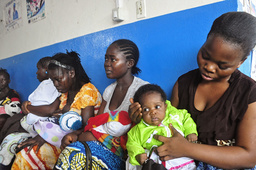 Rädda Barnen tvingas stänga sina landskontor i flera länder, däribland Liberia, vilket hotar bland annat vaccinprogram för miljoner barn. Arkivbild på barn som väntar på vaccinering i Liberias huvudstad Monrovia.