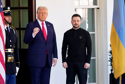 USA:s president Donald Trump och Ukrainas president Volodymyr Zelenskyj. Bild tagen före bråket i fredags.