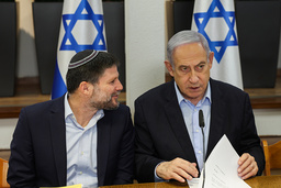 Israels finansminister Bezalel Smotrich tillsammans med premiärminister Benjamin Netanyahu under ett möte vid försvarsdepartementet i Tel Aviv i januari.