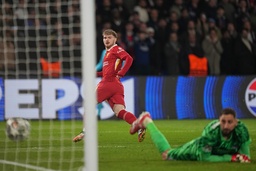 Liverpools Harvey Elliott ser bollen gå in bakom Paris SG-målvakten Gianluigi Donnarumma i åttondelsfinalen av Champions League.