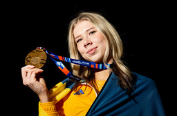 Engla Nilsson med sin bronsmedalj.