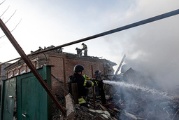 Räddningsarbete efter en rysk flygräd i Donetskregionen i Ukraina.