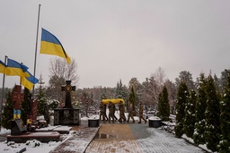 Begravning av en ukrainsk soldat som stupat i ryska Kursk. Arkivbild.