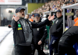 Villa-Lidköpings tränare Per Fosshaug jublar efter den säkrade SM-finalplatsen.