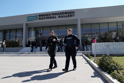 Polis utanför museet i Aten där politikern Nikolaos Papadopoulos försökte förstöra tavlor.