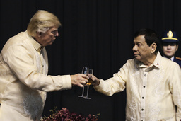 USA:s president Donald Trump skålar med dåvarande presidenten Rodrigo Duterte år 2017. Duterte anklagas för brott i Internationella brottmålsdomstolen. Arkivbild.