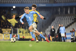 Malmö FF:s Hugo Bolin i duell med Elfsborgs Besfort Zeneli i måndagens cupmatch. Båda har plats i landslagstruppen.