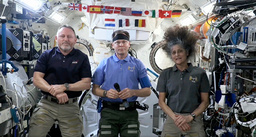 Butch Wilmore och Suni Williams, med astronautkollegan Nick Hague mellan sig, vid ett direktsänt framträdande på ISS den 4 mars.