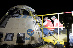 Efter säkerhetsproblemen under uppfärden i juni förra året skickades Starliner-kapseln hem tom. Här tas den emot av tekniker i New Mexico i september.