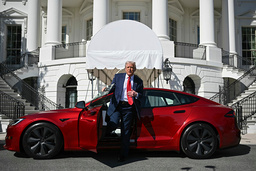 USA:s president Donald Trump kliver ur en Tesla utanför Vita huset på tisdagen.