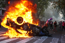 En bil som demonstranter bränt ner i Buenos Aires.