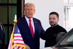 President Donald Trump välkomnar Ukrainas president Volodymyr Zelenskyy vid Vita huset i Washington i februari.