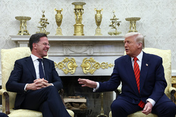 Natos generalsekreterare Mark Rutte (till vänster) och president Donald Trump i Vita huset.