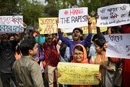 Universitetsstudenter i en protest mot sexuellt våld och våldtäkter i Bangladeshs huvudstad Dhaka i helgen.