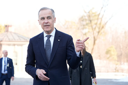 Mark Carney på väg in till installationsceremonin i Ottawa.