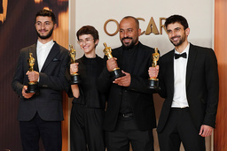 Basel Adra, Rachel Szor, Hamdan Ballal och Yuval Abraham tar emot en Oscar för 'No Other Land'. Arkivbild.