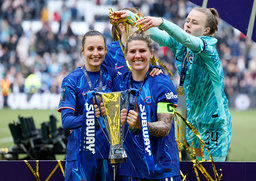 Chelseas Nathalie Björn och lagkaptenen Millie Bright med bucklan efter segern i ligacupfinalen mot Manchester City.