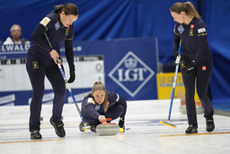 Svenska lag Hasselborg besegrade Norge i premiären av curling-VM.