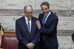 Greklands premiärminister Kyriakos Mitsotakis, till höger, med landets president Constantine Tassoulas i torsdags.