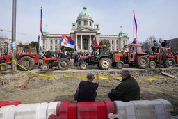 Protester framför parlamentet i Belgrad.