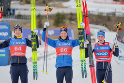 Tvåan William Poromaa, vinnaren Martin Løwstrøm Nyenget, Norge, och trean Simen Hegstad Krüger efter 20 kilometer klassisk stil i världscupen i Holmenkollen.