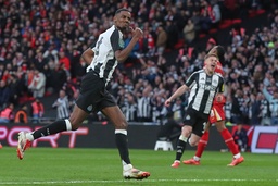 Alexander Isak blev hjälte när Newcastle tog första titeln på 70 år.