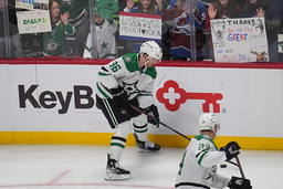 Supportrar håller upp skyltar med hyllningar till den tidigare Coloradostjärnan Mikko Rantanen när han återvände till sin gamla hemmaarena med sitt nya lag Dallas.