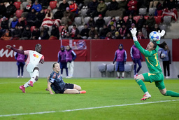 Tabitha Chawinga, längst till vänster, sätter 1–0 för Lyon i tisdagens Champions League-kvartsfinal. Bayern Münchens Magdalena Eriksson och målvakten Maria Grohs kan bara se på när bollen går i mål.