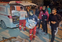 Ambulanser transporterar dödade och skadade till ett sjukhus i Khan Yunis i södra Gaza.